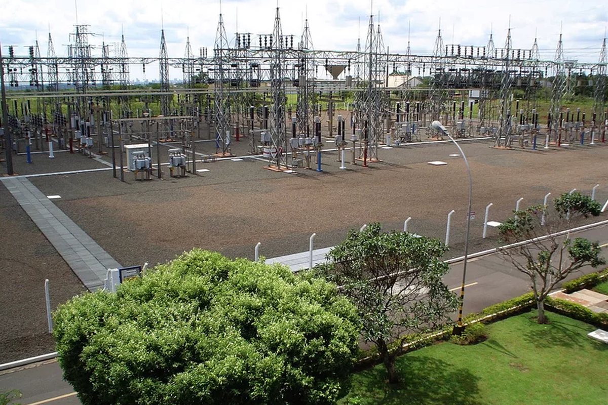 Prote&ccedil;&atilde;o diferencial de transformadores: satura&ccedil;&atilde;o de TCs, inrush e terra restrita
